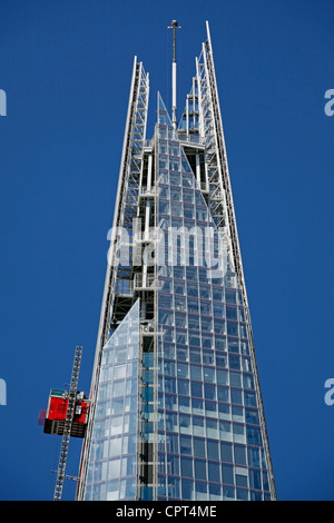 Spitze des Wolkenkratzers Shard aka der London Bridge Tower und Glasfenster von Bürogebäuden, London, England Stockfoto