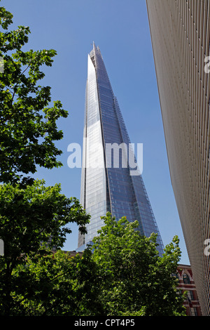 Spitze des Wolkenkratzers Shard aka der London Bridge Tower und Glasfenster von Bürogebäuden, London, England Stockfoto