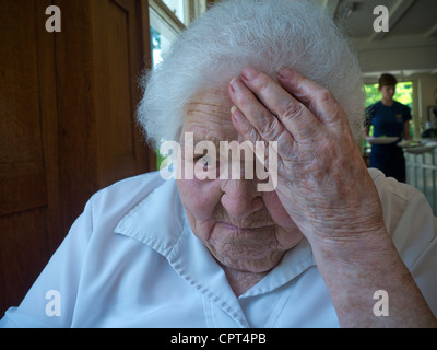 Ältere ALTE MAHLZEITEN PFLEGE ZIMMER Essen besorgt, traurig besorgt gefährdeten Älteren älteren Alter Dame im großen Speisesaal alte Menschen Home Care facility Stockfoto