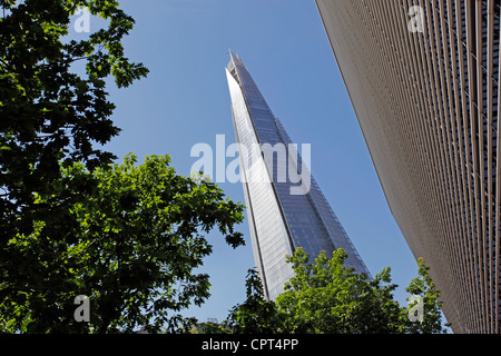 Spitze des Wolkenkratzers Shard aka der London Bridge Tower und Glasfenster von Bürogebäuden, London, England Stockfoto