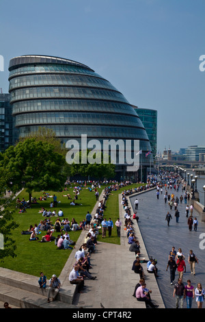 Die London Assembly Building (Rathaus) und die Themse spazieren, London, England Stockfoto