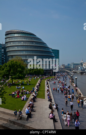 Die London Assembly Building (Rathaus) und die Themse spazieren, London, England Stockfoto