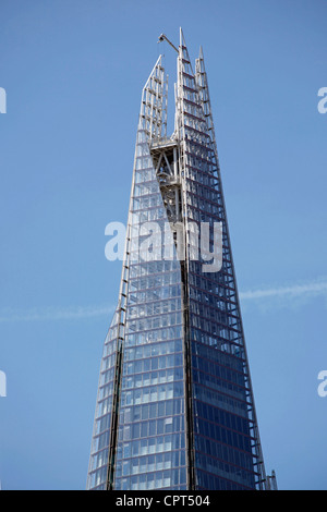 Spitze des Wolkenkratzers Shard aka der London Bridge Tower und Glasfenster von Bürogebäuden, London, England Stockfoto