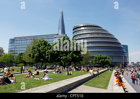 Spitze des Wolkenkratzers Shard aka der London Bridge Tower und Glasfenster von Bürogebäuden, London, England Stockfoto