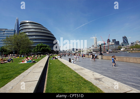 Spitze des Wolkenkratzers Shard aka der London Bridge Tower und Glasfenster von Bürogebäuden, London, England Stockfoto