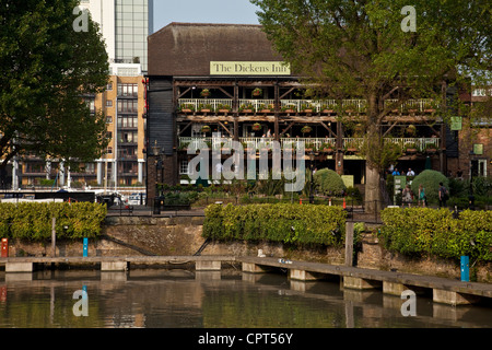 Das Dickens Inn, St Katharine Docks, London, England Stockfoto