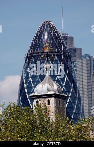 30 St Mary Axe (ehemals Swiss Re Gebäude) besser bekannt als die Gurke, Hochhaus, Bürogebäude, London, England Stockfoto