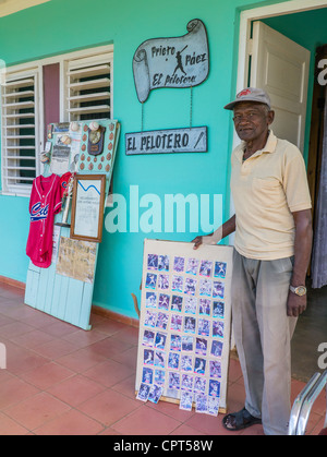 Ein ehemaliger kubanischer Baseballspieler bekannt als El Pelotero, die bekannt war für sein Spiel auf die Nationalmannschaft Posen in Viñales, Kuba. Stockfoto