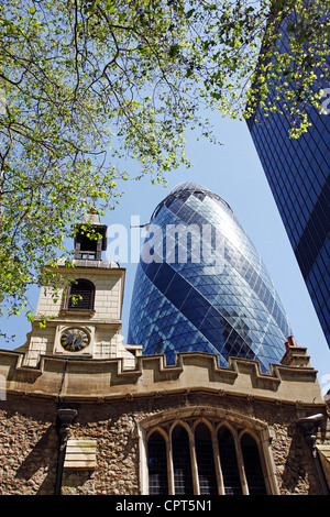 30 St Mary Axe (ehemals Swiss Re Gebäude), besser bekannt als die Gurke und St. Helens Kirche Bishopgate, London, England Stockfoto