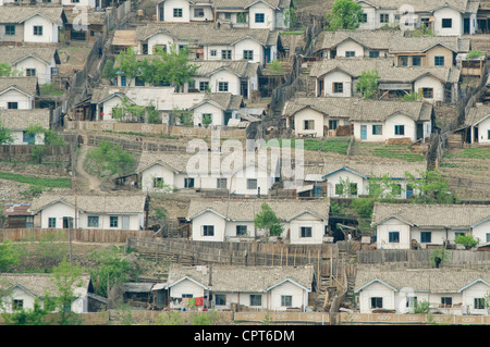 JI'AN, JILIN, CHINA; 20.05.2012. Das Dorf des Tokpawi-Gol in der Nähe der Wasserkraftwerk Damm am Fluss Yalu. Stockfoto