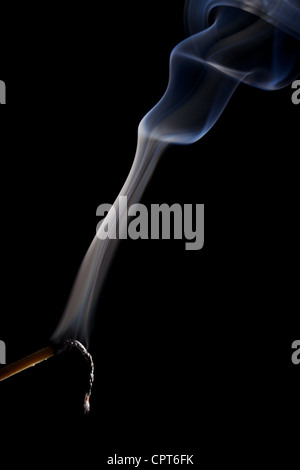 Gebrannte Spiel über einen schwarzen Hintergrund mit Rauch Stockfoto