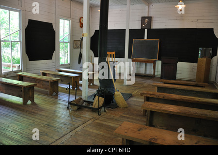 Log Cabin Village Museum, Fort Worth, Texas, USA - einklassige Schulhaus mit Holzofen Stockfoto