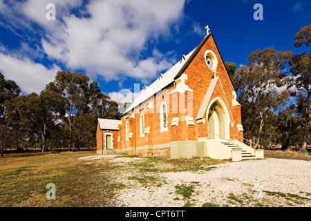 Newstead Australien / eine alte Kirche befindet sich in einer ländlichen australischen Kleinstadt. Stockfoto