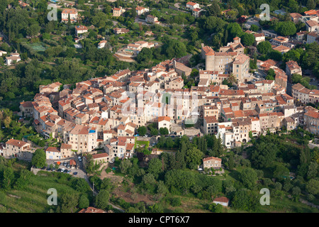 LUFTAUFNAHME. Thront mittelalterlichen Dorf Callian. Var, das Hinterland der französischen Riviera, Frankreich. Stockfoto