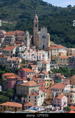 LUFTAUFNAHME. Malerisches Bergdorf Cervo, gekrönt von der Kirche San Giovanni Battista. Provinz Imperia, Ligurien, Italien. Stockfoto