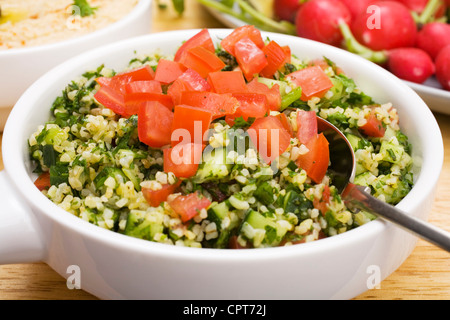 Favorit der nahöstlichen Salat, taboulé, aus Bulgar Weizen, Petersilie, Minze, Tomaten, Olivenöl und Gewürzen hergestellt. Stockfoto