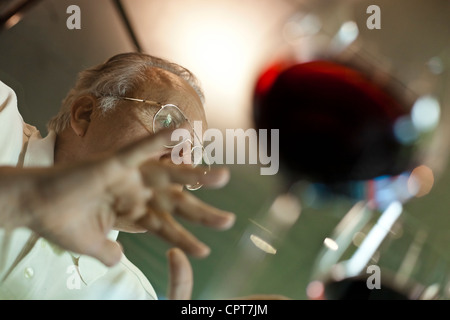 Angelo GAJA, einem berühmten italienischen Wein-Züchter, eine Verkostung Wein mit rubinroter Farbe. Stockfoto