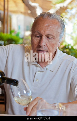 Angelo GAJA, einem berühmten italienischen Wein-Züchter, eine Weinprobe mit dem Wein. Stockfoto