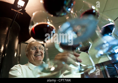 Angelo GAJA, einem berühmten italienischen Wein-Grower., der Wein Meister einige Weine zu vergleichen. Stockfoto