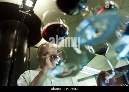 Angelo GAJA, einem berühmten italienischen Wein-Grower., der Wein Meister riechen eine seiner Produktionen. Stockfoto