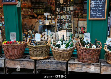 Körbe mit verschiedenen Apfelwein und lokale Schnäpse vor einem Geschäft in Honfleur, Normandie Stockfoto