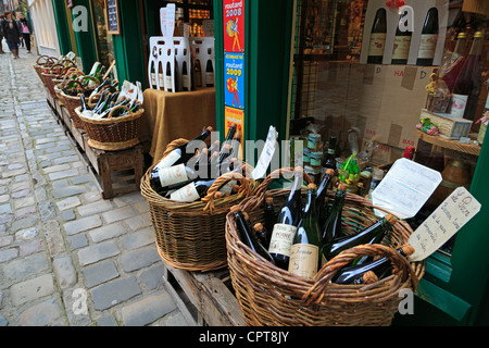 Körbe mit verschiedenen Apfelwein und lokale Schnäpse vor einem Geschäft in Honfleur, Normandie Stockfoto