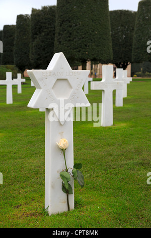 Omaha Beach, American Cemetery, Frankreich. Grab eines jüdischen Soldaten zeichnet sich durch einen weißen Marmor der Davidstern. Stockfoto