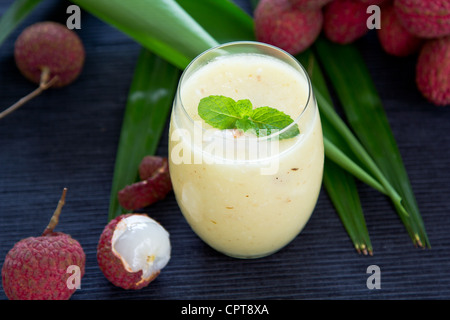 Litschi, Ananas und Kokos smoothie Stockfoto