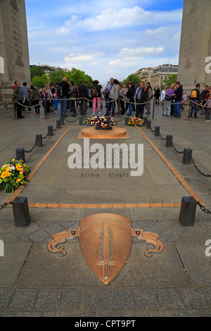 Grab des unbekannten Soldaten unter dem Arc de Triomphe, Paris. Stockfoto