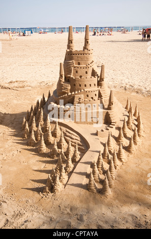 Fachmännisch gebaut Sandburg am Strand von Cambrils-Spanien Stockfoto