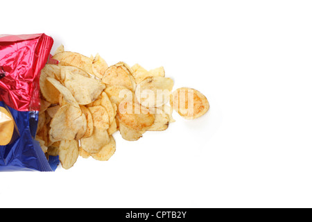 Salzige Kartoffelchips isoliert auf weiss Stockfoto