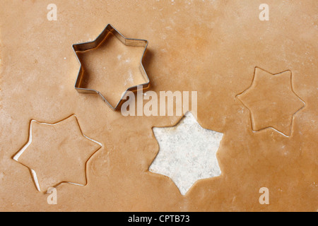 Cookie-Teig mit Weihnachtssterne Stockfoto