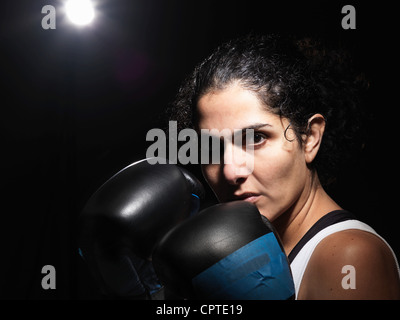 Porträt von Boxerin vor schwarzem Hintergrund Stockfoto