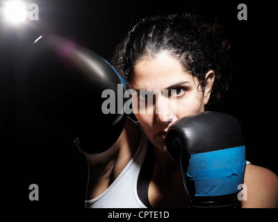 Porträt von Boxerin vor schwarzem Hintergrund Stockfoto