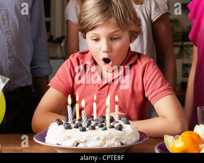 Junge, Kerzen, Schlag auf Geburtstag Kuchen Stockfoto