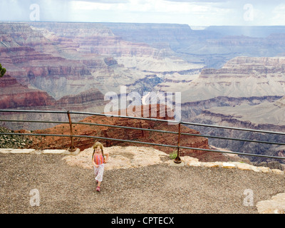 Mädchen zu Fuß entfernt von Canyon Rand Stockfoto