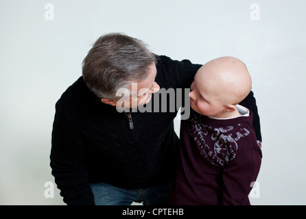 Vater Sohn mit Down-Syndrom sahen einander Stockfoto