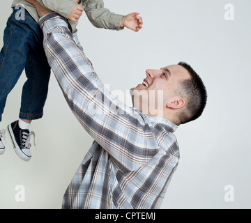 Junger Mann Betrieb Sohn in der Luft, Studio gedreht Stockfoto