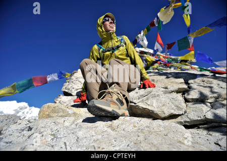 Weibliche Wanderer auf dem Gipfel des Kala Patthar, Chhukung, Nepal Stockfoto