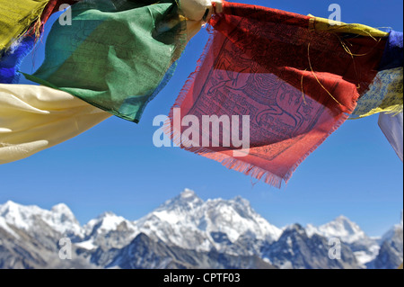 Tibetische Gebetsfahnen mit Blick auf den Everest-massiv aus Renjo La, Nepal Stockfoto