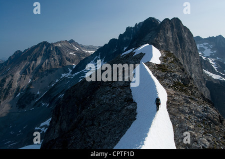 Weibliche Bergsteiger durchqueren verschneiten Grat, Redoubt Whatcom durchqueren, North Cascades National Park, WA, USA Stockfoto