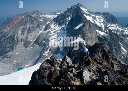 Weibliche Bergsteiger am Berg Gipfel, Redoubt Whatcom durchqueren, North Cascades National Park, WA, USA Stockfoto