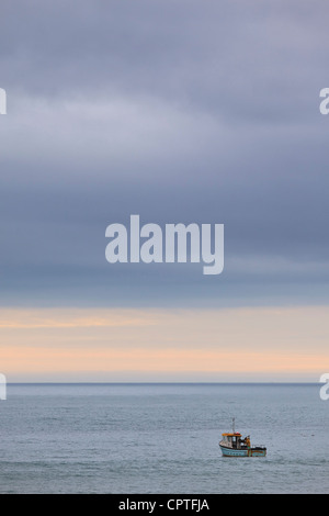 Einsamer Fischerboot Position heraus zum Meer bei Bier, Devon, UK Stockfoto