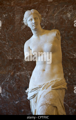 Antike griechische Statue Aphrodite von Milos, Venus von Milo, 100 v. Chr., von Alexandros von Antiochien, Musee du Louvre Museum in Paris Frankreich Stockfoto