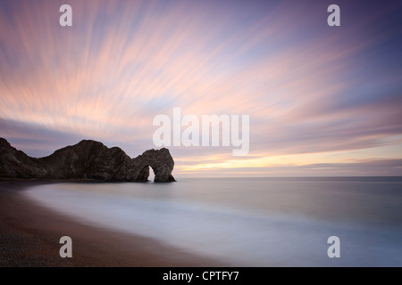 Winter-Sonnenaufgang bei Durdle Door, Dorset, Großbritannien Stockfoto