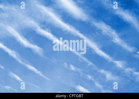 Streifen von windigen Wolken am blauen Himmel Stockfoto
