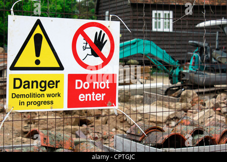 Ein Warnsignal warnt vor einem Abriss-Baustelle Stockfoto