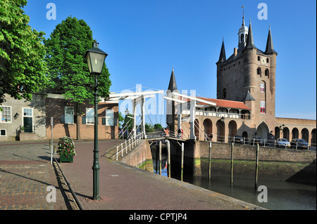 Zugbrücke und den Zuidhavenpoort am alten Hafen in Zierikzee, Zealand, Niederlande Stockfoto