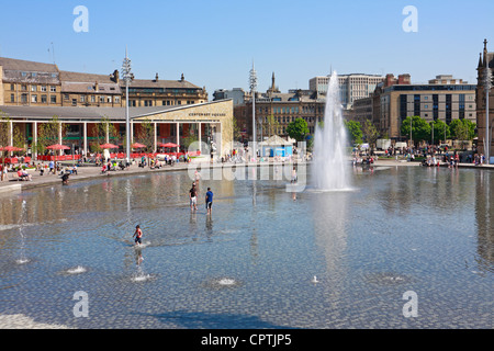 Stadtpark in Centenary Square, Bradford, West Yorkshire, England, UK, Stockfoto