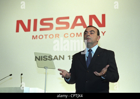 Carlos Ghosn, Präsident und Chief Executive von Nissan spricht auf einer Pressekonferenz in Tokio, 23. Oktober 2002 Stockfoto